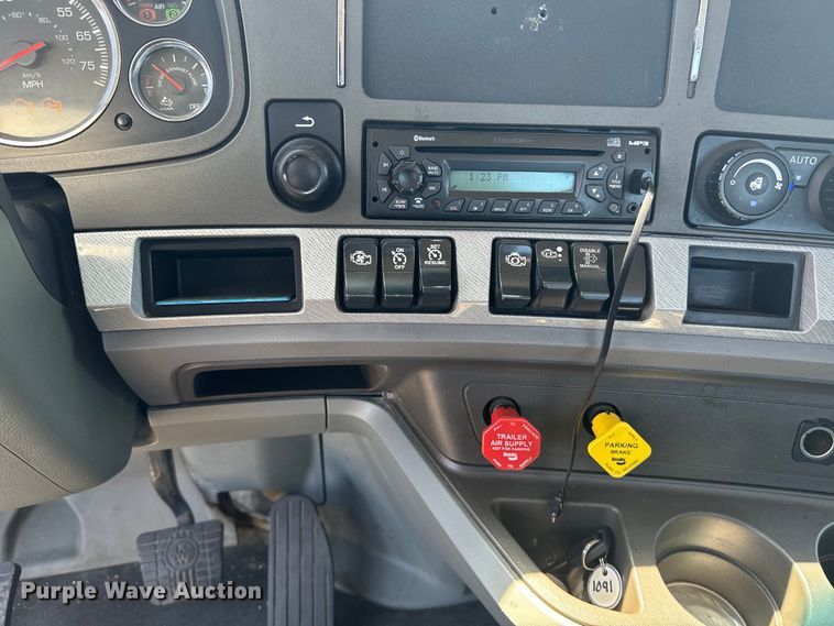 image for item EI4029 2014 Kenworth T680 semi truck