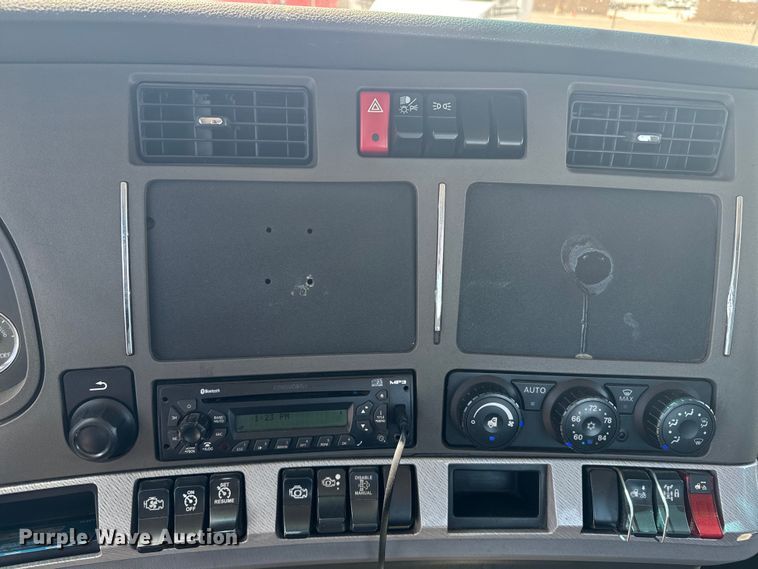 image for item EI4029 2014 Kenworth T680 semi truck