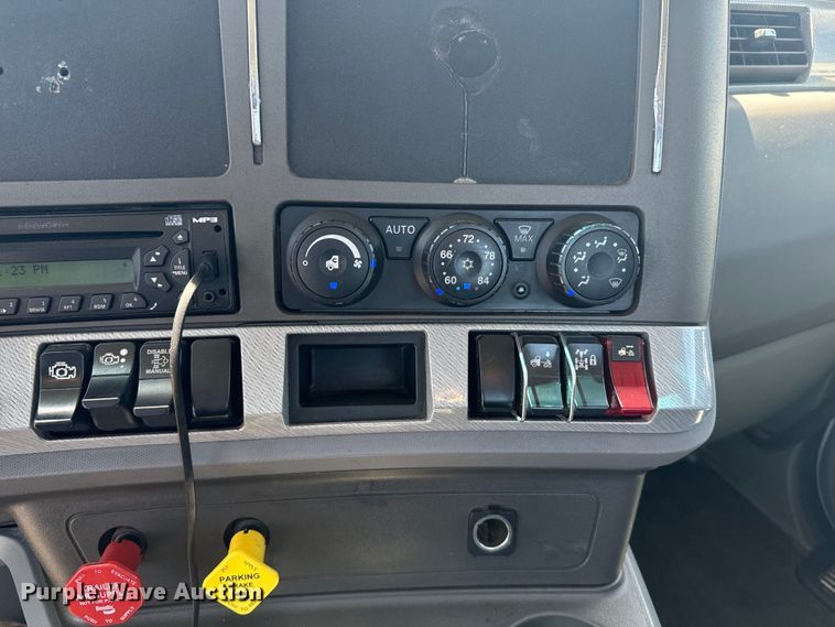 image for item EI4029 2014 Kenworth T680 semi truck