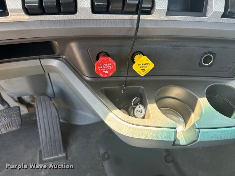 image for item EI4029 2014 Kenworth T680 semi truck