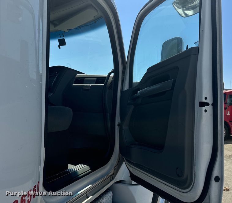 image for item EI4029 2014 Kenworth T680 semi truck