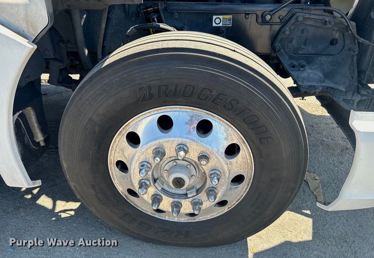 image for item EI4029 2014 Kenworth T680 semi truck