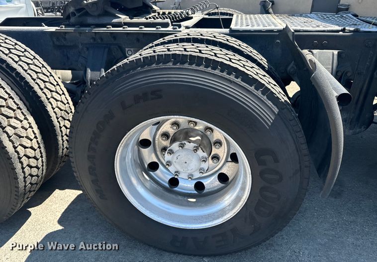 image for item EI4029 2014 Kenworth T680 semi truck