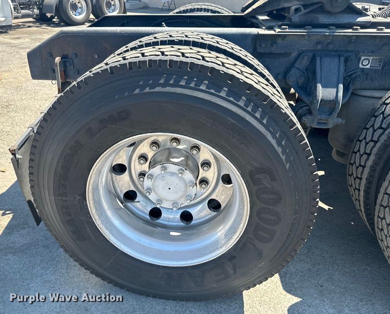 image for item EI4029 2014 Kenworth T680 semi truck