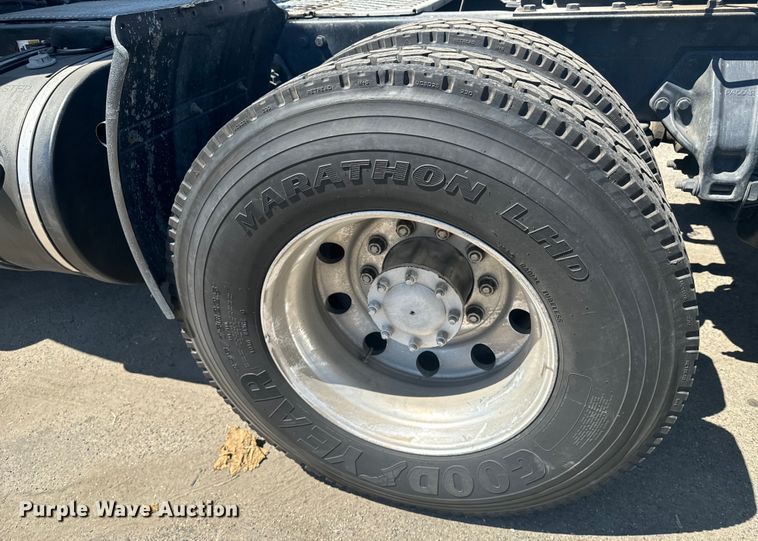 image for item EI4029 2014 Kenworth T680 semi truck