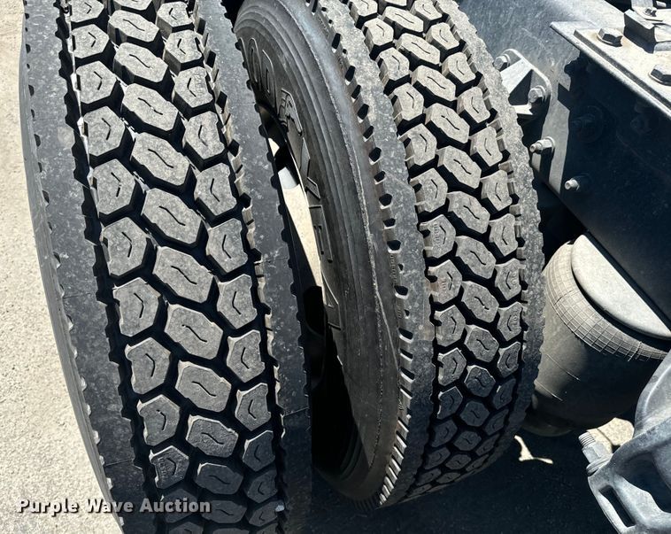 image for item EI4029 2014 Kenworth T680 semi truck