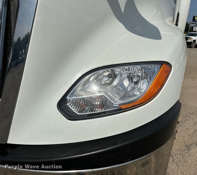 image for item EJ4478 2020 International  LT625 semi truck