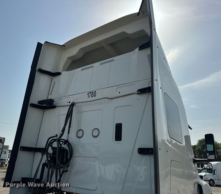 image for item EJ4478 2020 International  LT625 semi truck