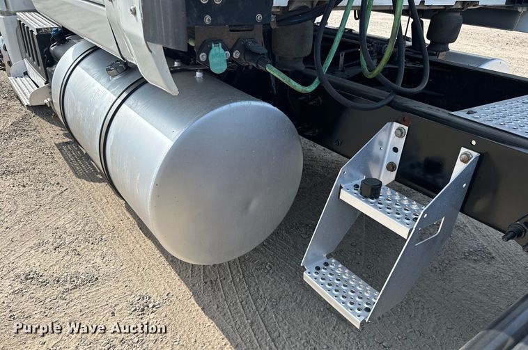 image for item EJ4478 2020 International  LT625 semi truck