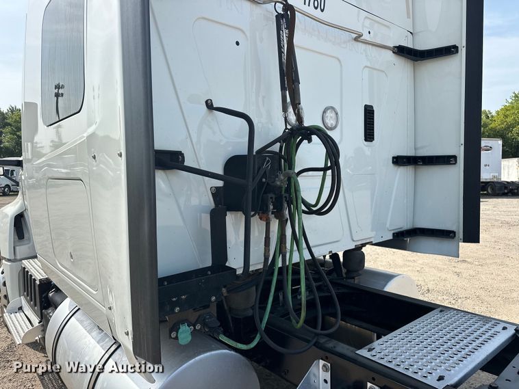 image for item EJ4478 2020 International  LT625 semi truck