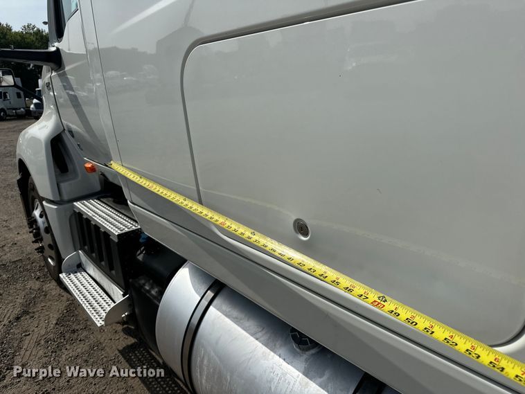 image for item EJ4478 2020 International  LT625 semi truck