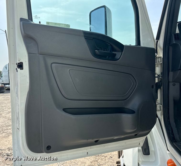 image for item EJ4478 2020 International  LT625 semi truck