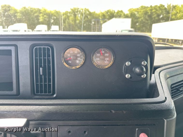 image for item EJ4478 2020 International  LT625 semi truck