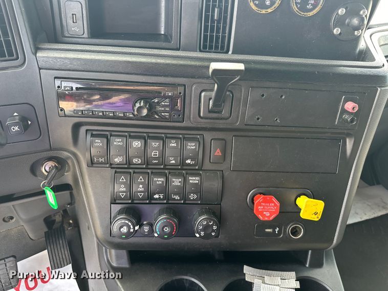 image for item EJ4478 2020 International  LT625 semi truck