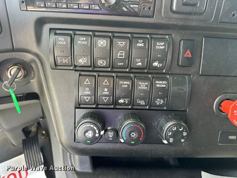 image for item EJ4478 2020 International  LT625 semi truck