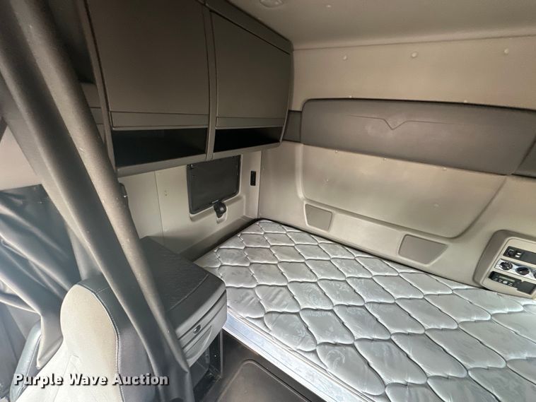 image for item EJ4478 2020 International  LT625 semi truck