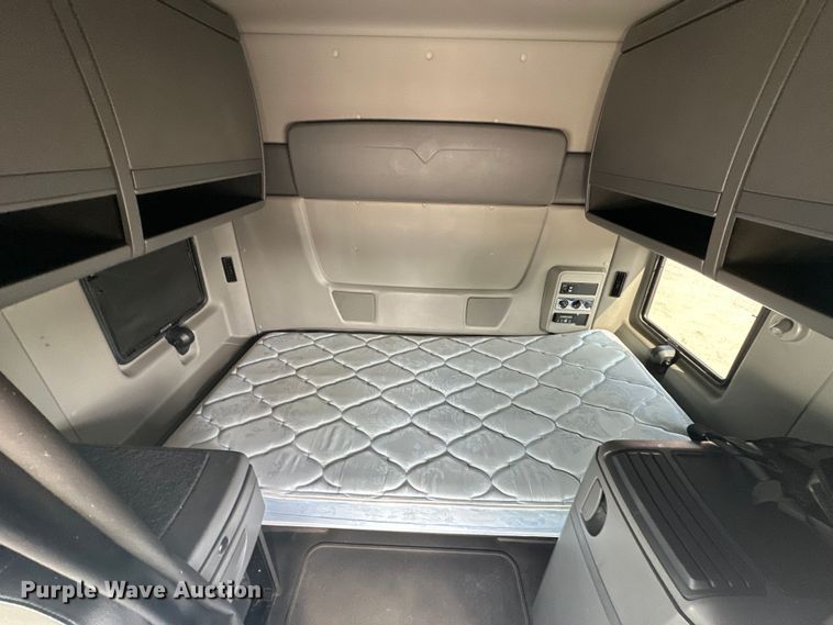 image for item EJ4478 2020 International  LT625 semi truck