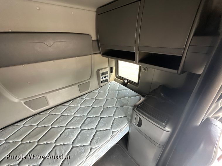 image for item EJ4478 2020 International  LT625 semi truck