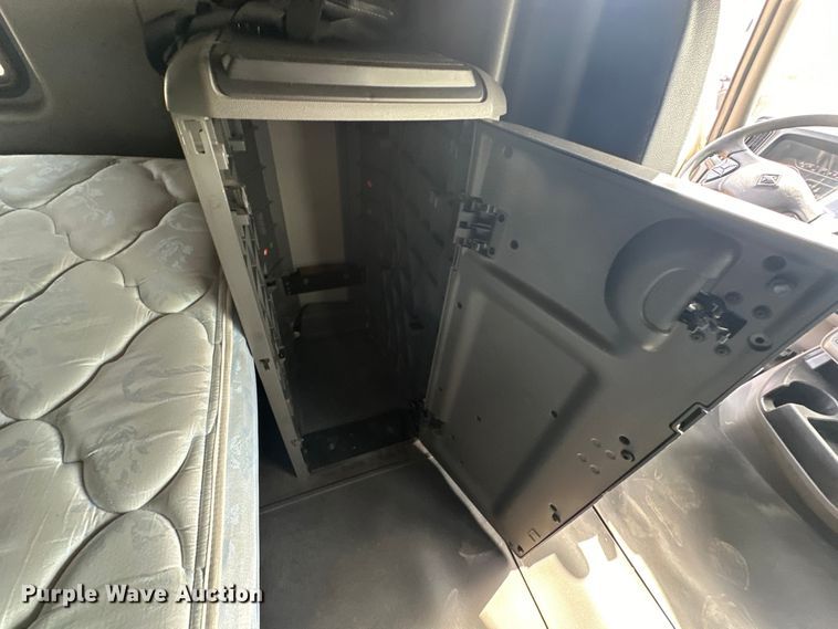 image for item EJ4478 2020 International  LT625 semi truck