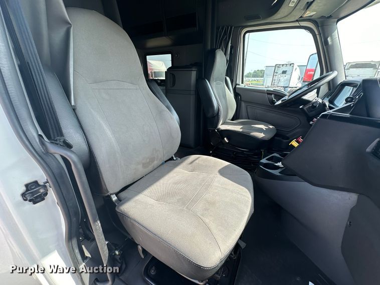 image for item EJ4478 2020 International  LT625 semi truck