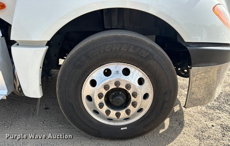 image for item EJ4478 2020 International  LT625 semi truck