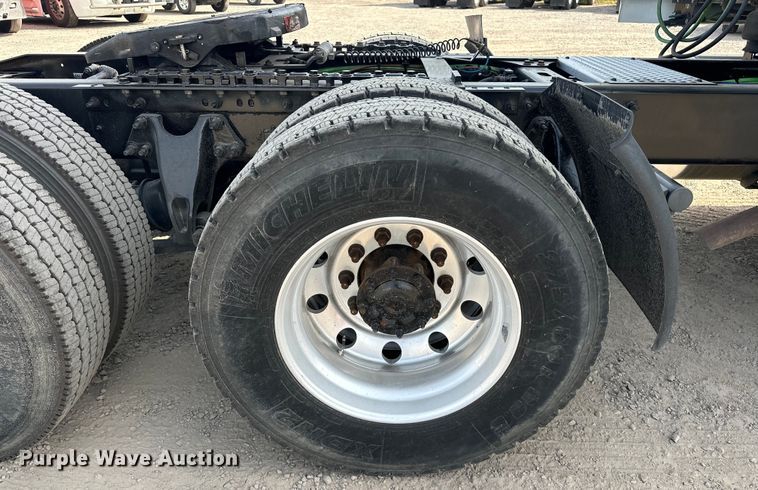 image for item EJ4478 2020 International  LT625 semi truck