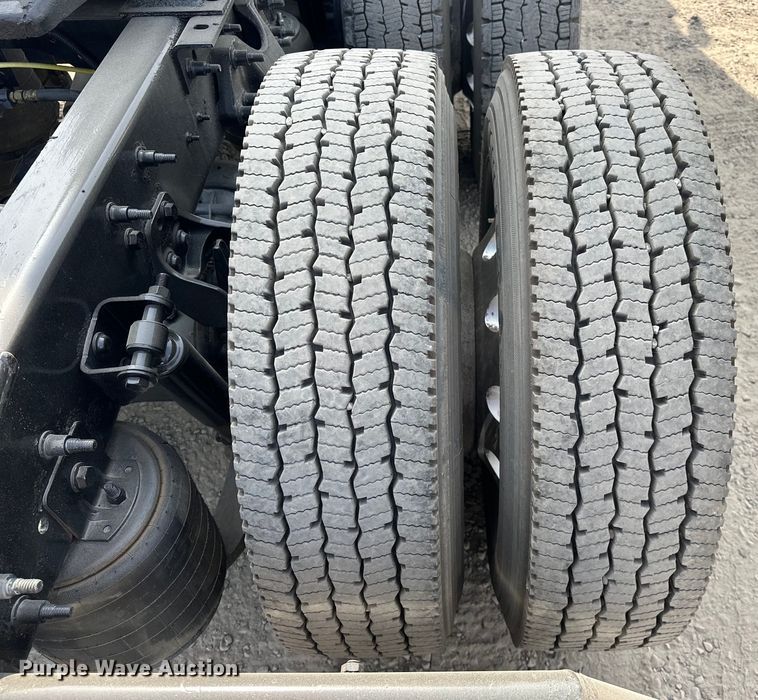 image for item EJ4478 2020 International  LT625 semi truck