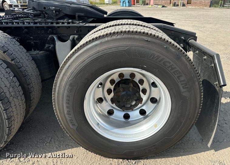 image for item EJ4478 2020 International  LT625 semi truck