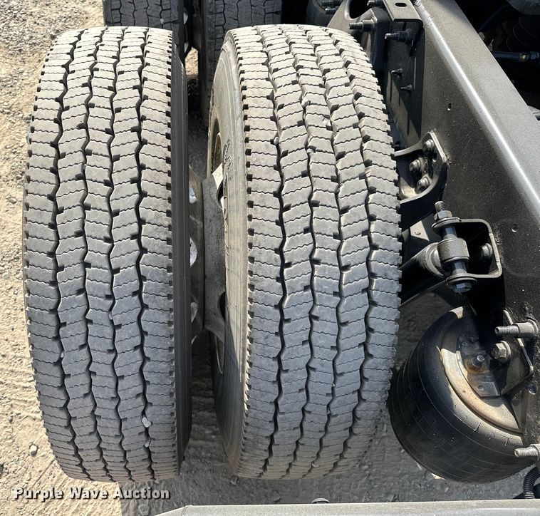 image for item EJ4478 2020 International  LT625 semi truck