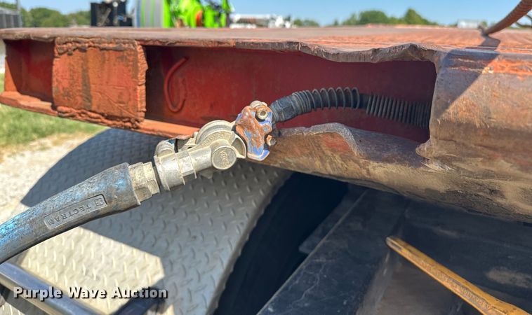 image for item EJ4482 1982 Load King  403LF oilfield trailer