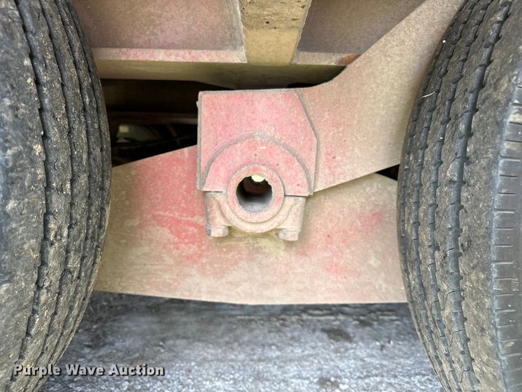 image for item EJ4482 1982 Load King  403LF oilfield trailer