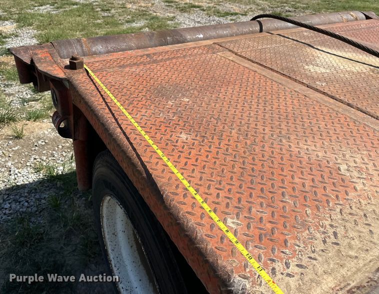 image for item EJ4482 1982 Load King  403LF oilfield trailer