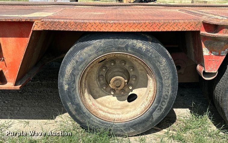 image for item EJ4482 1982 Load King  403LF oilfield trailer