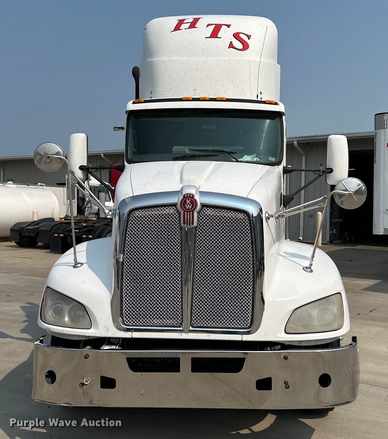 image for item EJ6410 2013 Kenworth  T660 semi truck
