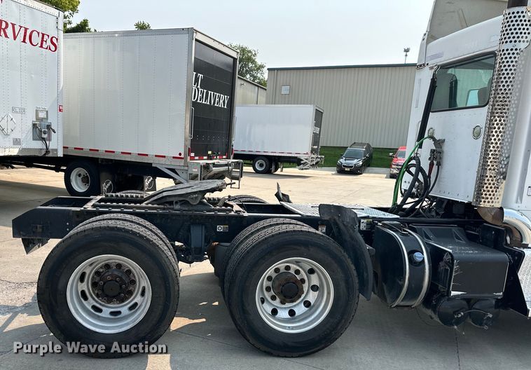 image for item EJ6410 2013 Kenworth  T660 semi truck