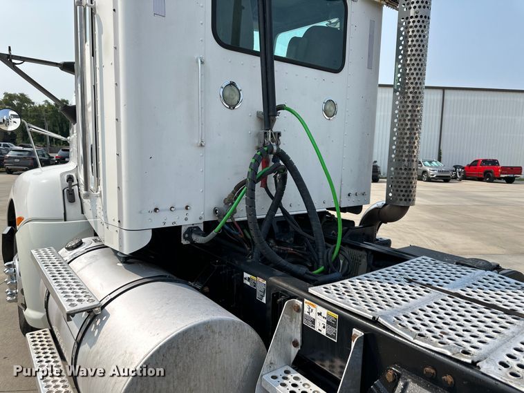 image for item EJ6410 2013 Kenworth  T660 semi truck