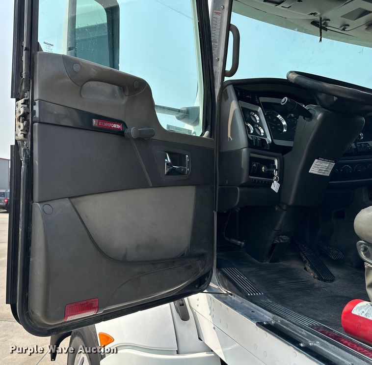 image for item EJ6410 2013 Kenworth  T660 semi truck