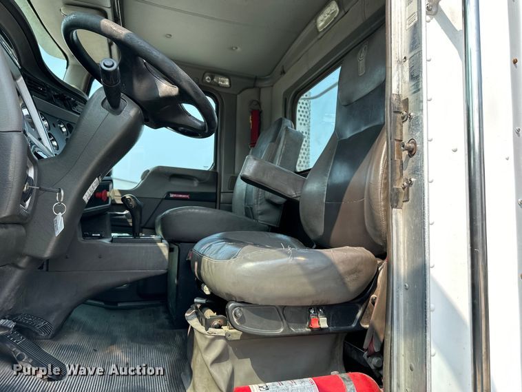 image for item EJ6410 2013 Kenworth  T660 semi truck