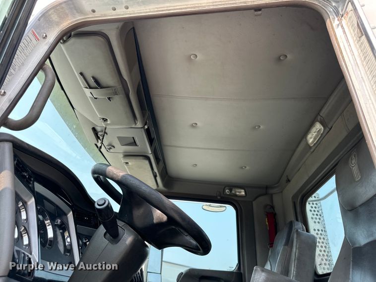 image for item EJ6410 2013 Kenworth  T660 semi truck