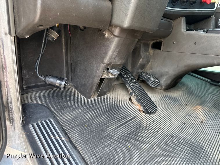 image for item EJ6410 2013 Kenworth  T660 semi truck