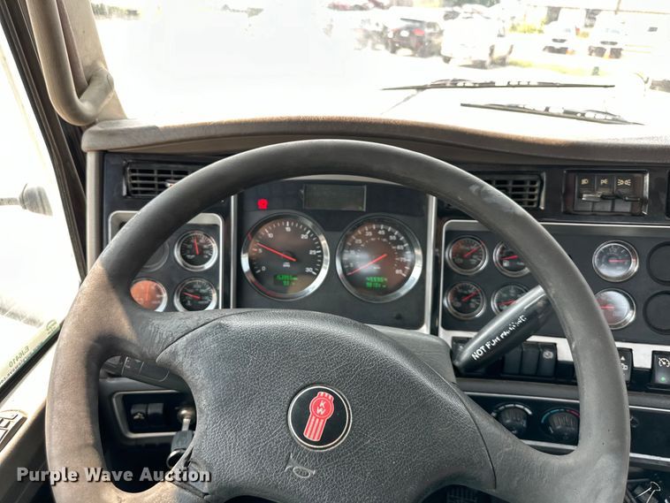 image for item EJ6410 2013 Kenworth  T660 semi truck