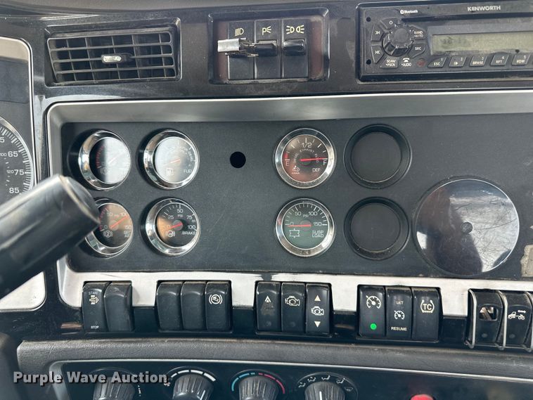 image for item EJ6410 2013 Kenworth  T660 semi truck