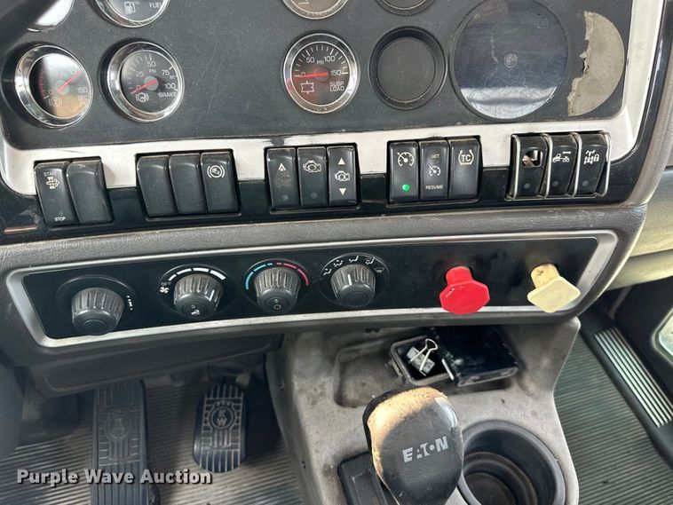 image for item EJ6410 2013 Kenworth  T660 semi truck