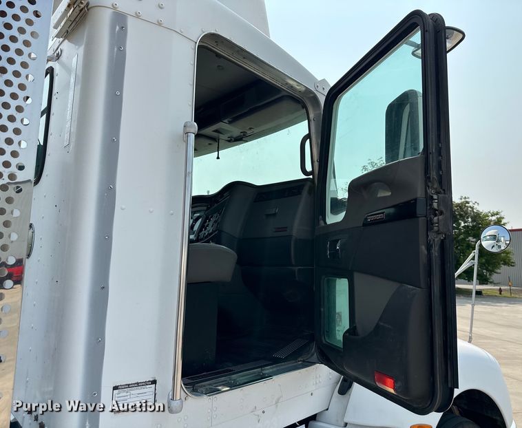 image for item EJ6410 2013 Kenworth  T660 semi truck