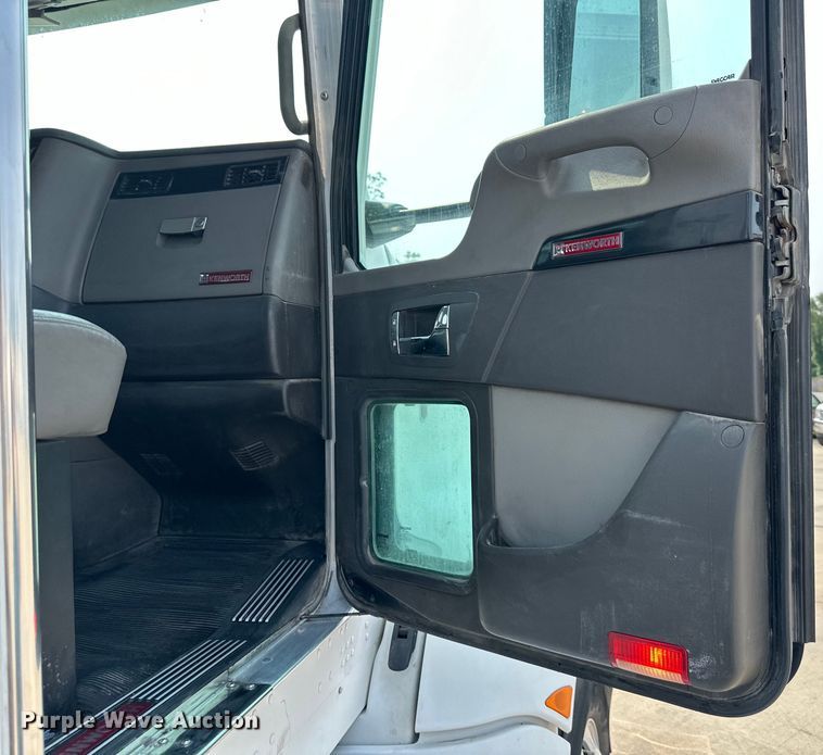 image for item EJ6410 2013 Kenworth  T660 semi truck