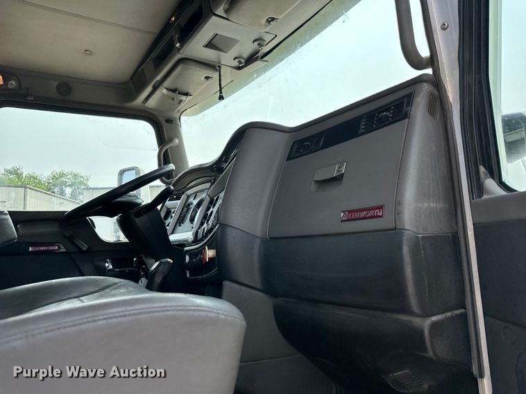 image for item EJ6410 2013 Kenworth  T660 semi truck