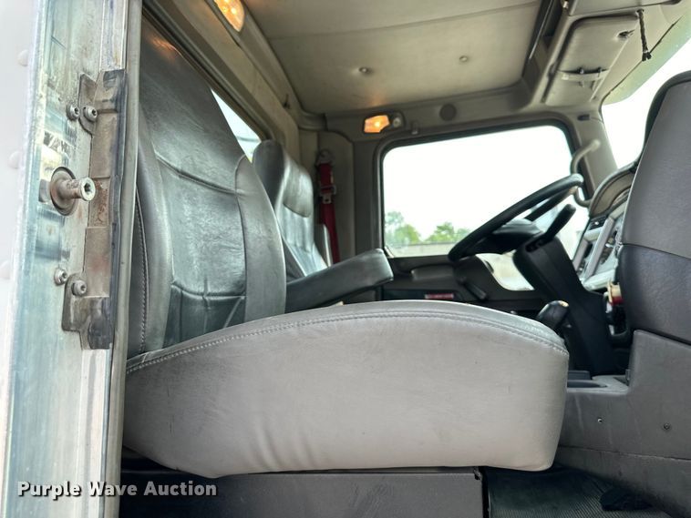 image for item EJ6410 2013 Kenworth  T660 semi truck