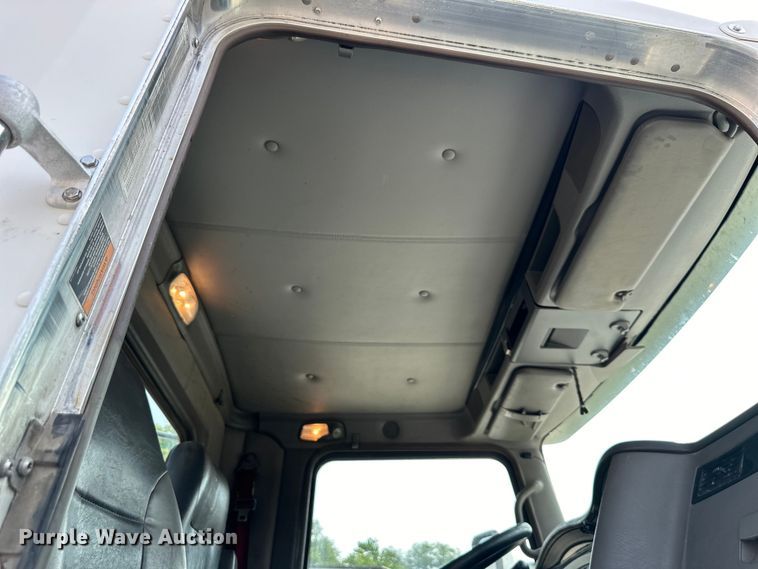 image for item EJ6410 2013 Kenworth  T660 semi truck