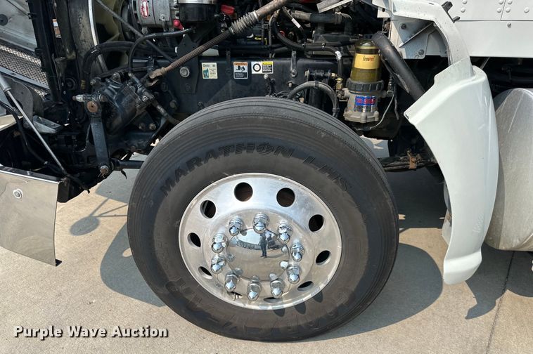 image for item EJ6410 2013 Kenworth  T660 semi truck