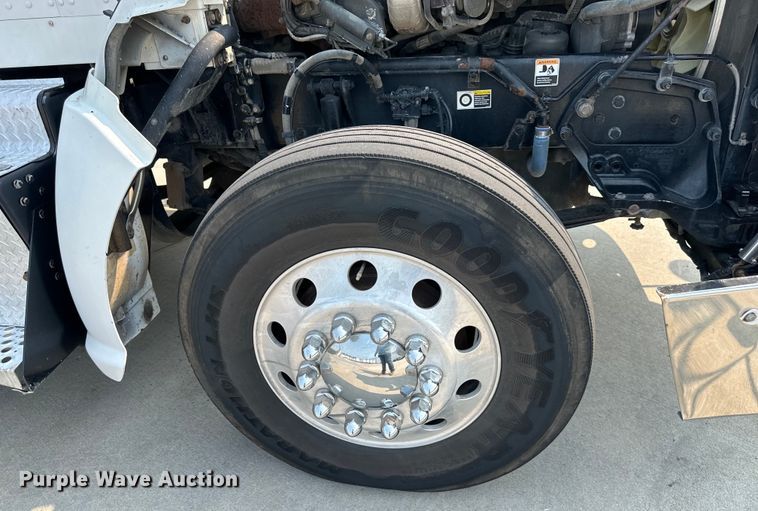 image for item EJ6410 2013 Kenworth  T660 semi truck